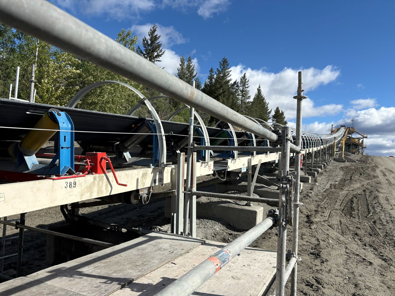 Overland conveyor with Siemens belt scale installation
